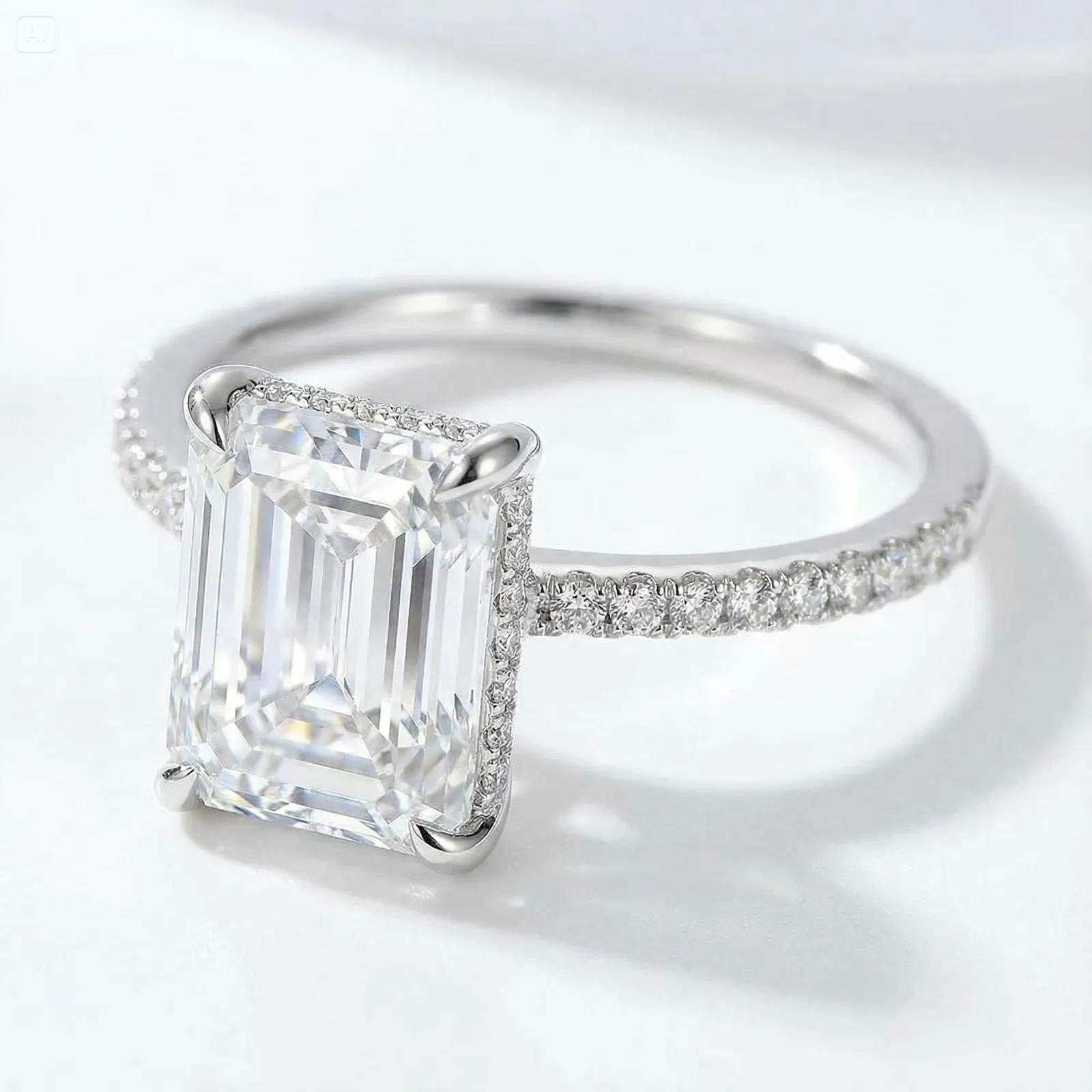 Lumière Royale Emerald Ring view 13